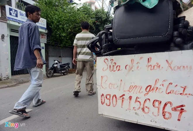 Tiệm sửa ghế di động của ông Tuấn 'trọc' ở Sài Gòn