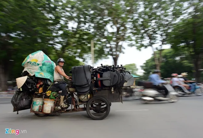 Tiệm sửa ghế di động của ông Tuấn 'trọc' ở Sài Gòn