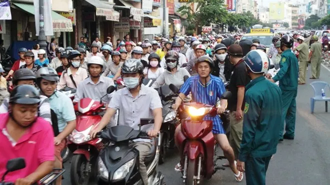 Hố ga giữa đường Sài Gòn nổ lớn, kẹt xe nghiêm trọng