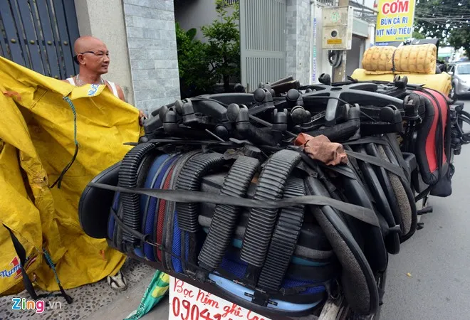 Tiệm sửa ghế di động của ông Tuấn 'trọc' ở Sài Gòn