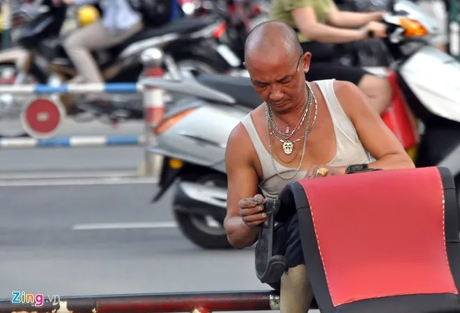 Tiệm sửa ghế di động của ông Tuấn 'trọc' ở Sài Gòn