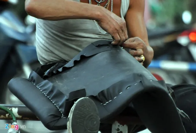 Tiệm sửa ghế di động của ông Tuấn 'trọc' ở Sài Gòn