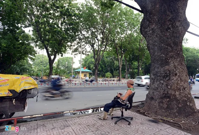 Tiệm sửa ghế di động của ông Tuấn 'trọc' ở Sài Gòn