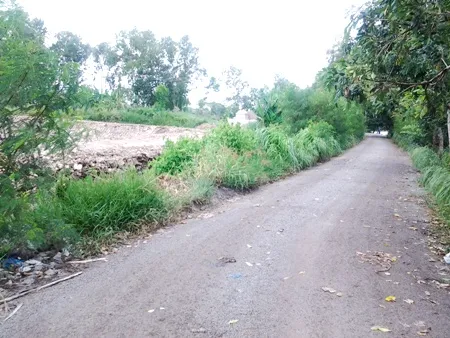 Khu vực vào bãi rác, nơi em Chuyển cho rằng bị bỏ lại sau khi bị đánh bất tỉnh. (Ảnh: H.H)