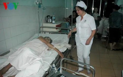 Người mẹ già bị bỏng nặng khi cố cứu con đang phải điều trị trong bệnh viện.