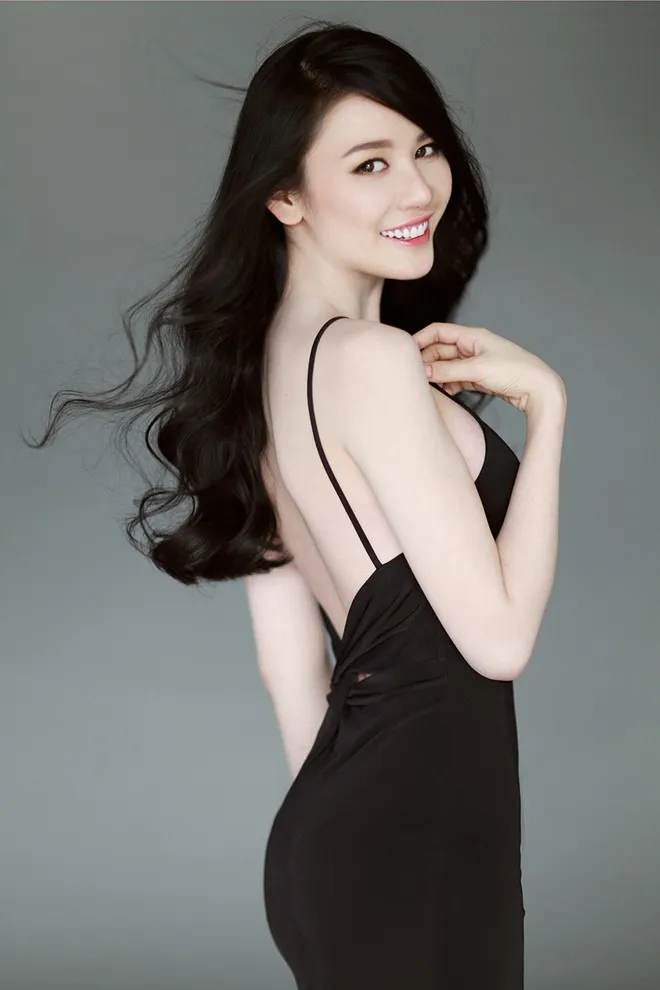 Tường Vy diện bikini khoe 3 vòng nóng bỏng