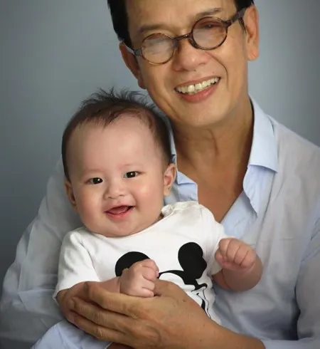 Nhạc sĩ chia sẻ, ở tuổi lục tuần người đàn ông mới thực sự sung mãn nhất. Hình ảnh Đức Huy chụp cùng con trai một lần nữa được dư luận chú ý. Những cặp đôi lệch nhau hơn 20 tuổi trong showbiz Việt