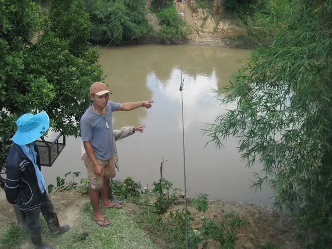 Hiện trường nơi xảy ra tai nạn, khoảng cách nơi bà Thọ dùng dây đu qua sông và lòng sông là khoảng 10 mét. Trước đó,cách đây khoảng 2 năm cũng xảy ra vụ đứt cáp khiến ông Nguyễn Ngọc Phương (47 tuổi, trú thôn 2) bị thương ở lưng phải đi cấp cứu và điều trị hơn 1 năm mới đi lại được. Đu dây đi làm, một phụ nữ rớt xuống sông suýt mất mạng