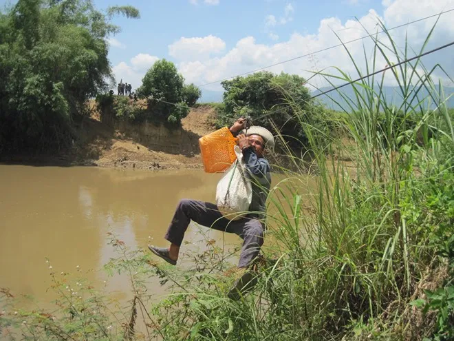 Những tai nạn có thể xảy ra bất cứ lúc nào. Thậm chí khi đu vào gần bờ người đàn ông này cũng có thể bị văng cáp khiến mình rơi vào bụi cây, cọc ở phía dưới. Đu dây đi làm, một phụ nữ rớt xuống sông suýt mất mạng