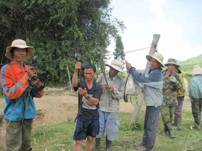 Lúc cao điểm có rất nhiều người đợi chờ để được qua sông. Đu dây đi làm, một phụ nữ rớt xuống sông suýt mất mạng