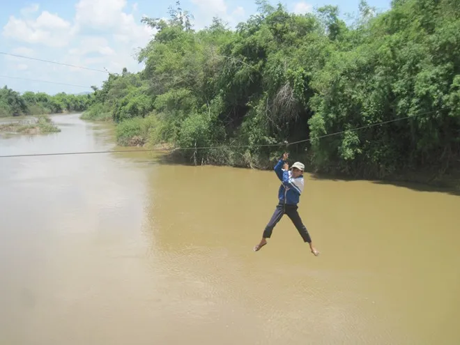 Không chỉ có người lớn qua sông, tại Hòa Lễ những gia đình có rẫy bên kia sông, con em họ là học sinh cũng phải liều mình đu dây để phụ giúp gia đình. Em Lê Văn Hoàng, học sinh lớp 7 trường THCS Hòa Lễ dù biết trước những nguy hiểm rình rập nhưng vẫn phải liều mình đánh đu trước miệng hà bá để qua bên kia sông phụ giúp bố mẹ thu hoạch nông sản. Đu dây đi làm, một phụ nữ rớt xuống sông suýt mất mạng