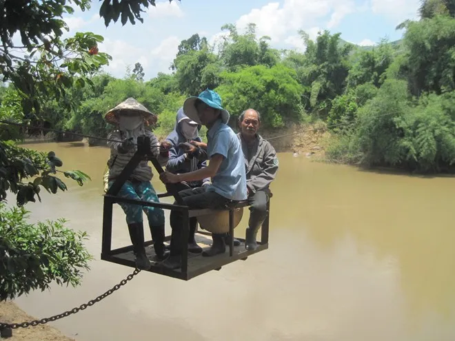 Có khi tính mạng của cả hàng chục người cùng một lúc bị đe dọa.Ông Lê Văn Bình, thôn phó thôn 6, xã Hòa Lễ cho biết, vào thời điểm mùa vụ tại các bến mỗi ngày có tới vài trăm người phải đu dây để qua sông làm việc. Với số lượng người lớn như vậy, họ phải chờ rất lâu mới có thể qua sông nên có khi cả tụm năm, tụm bảy cùng ngồi vào chiếc lồng sắt rồi đu qua sông. Đu dây đi làm, một phụ nữ rớt xuống sông suýt mất mạng