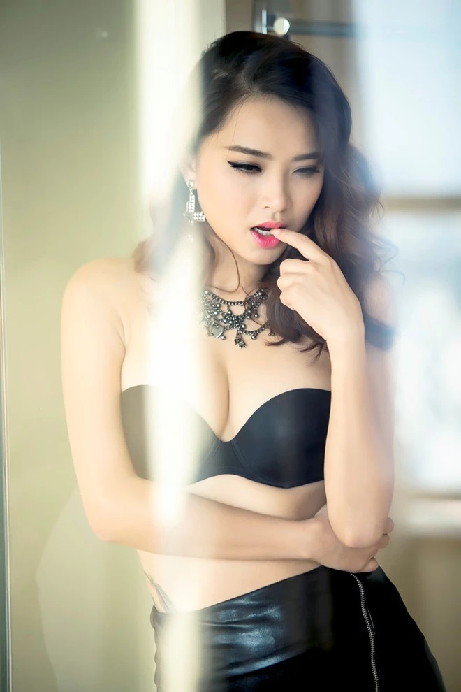 Hải Băng để lộ hình xăm độc trên cơ thể