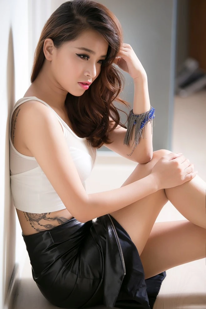 Hải Băng để lộ hình xăm độc trên cơ thể