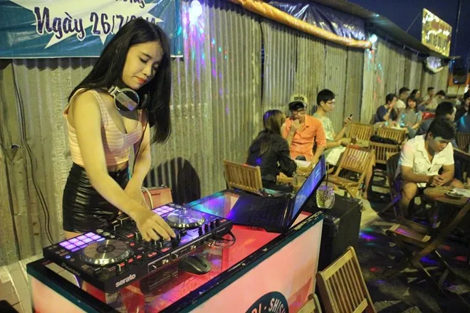 Kim Chi làm DJ tại một quán trà chanh vỉa hè.