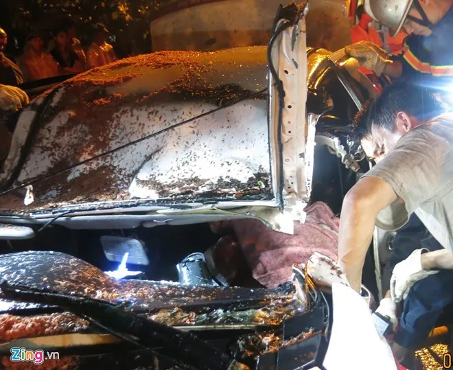 Cảnh cắt xe đưa thi thể người tài xế taxi tội nghiệp ra ngoài. Những cái chết bất thình lình trên đường phố