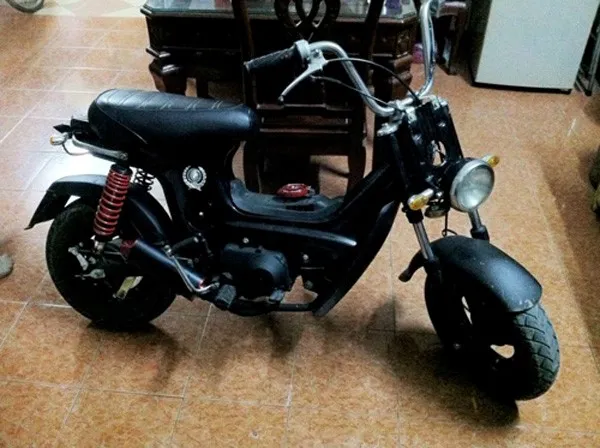 Cường Seven cũng là một trong những nghệ sĩ dành tình yêu đặc biệt cho xe cộ. Trên trang cá nhân của mình, người cũ của Chi Pu không ít lần đăng ảnh chụp những mẫu xe máy độ rất độc đáo và cá tính của mình. Anh từng sở hữu một chiếc Honda Chaly được độ lại khá độc đáo. Những chiếc xe máy độc có giá mềm của sao Việt