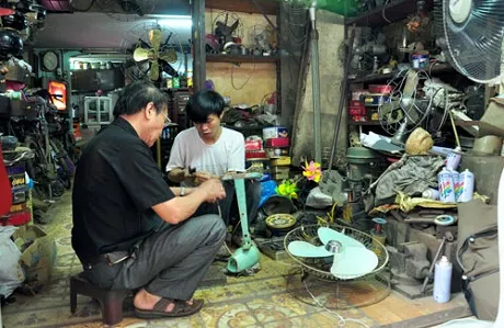 Kho báu “cổ lỗ sĩ” giá nghìn đô của ông lão Hà Thành ảnh 1 Ông Phúc trong cửa hàng quạt cổ trên phố Tạ Hiện