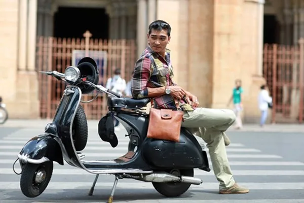 Tuy nhiên, hiện tại, để thuận tiện cho việc di chuyển, Khương Ngọc không còn sử dụng chiếc xe này nữa. Anh biến chiếc vespa mà cha để lại thành một món đồ trang trí đặc biệt trong quán cà phê mới mở. Những chiếc xe máy độc có giá mềm của sao Việt