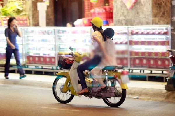 Trang Trần được biết đến mà một người mẫu giản dị. Ngoài đời thường, Trang Trần thường xuyên di chuyển bằng chiếc xe cub cũ được sơn lại màu vàng cho bắt mắt. Những chiếc xe máy độc có giá mềm của sao Việt