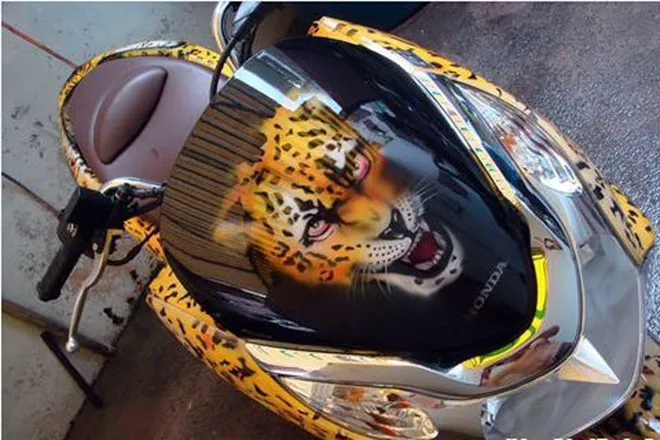 Tuy có lớp áo rất độc đáo nhưng chiếc xe này từng bị kẻ gian lấy mất vào năm 2013. May mắn là sau đó vài ngày, có người gọi điện thoại để trả xe cho Tấn Beo. Nhưng khi trở về với chính chủ, "con Beo" chỉ còn lớp sơn màu bạc và biển số cũng bị tháo mất. Những chiếc xe máy độc có giá mềm của sao Việt