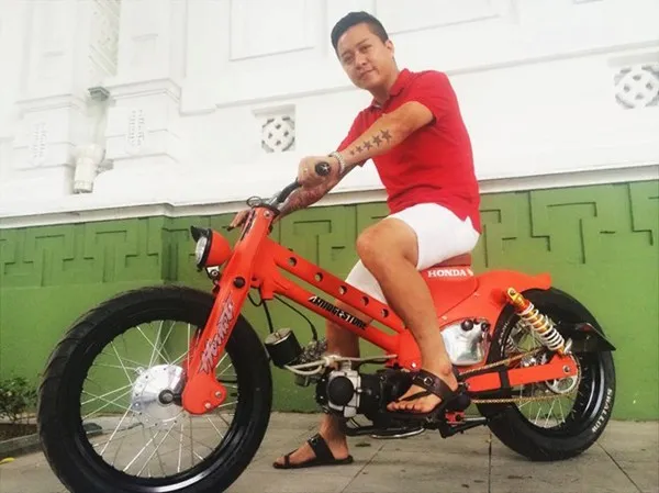 Chia sẻ về xế mới, nam ca sĩNắm lấy tay anhtiết lộ đã sắm chiếc xe nguyên bản cách đây 3 tháng. Tuấn Hưng đã đầu tư khoảng 30 triệu để độ lại chiếc Honda Cub 78 này. Con số này không hề lớn nhưng anh và bạn bè đã tốn không ít công sức để lên ý tưởng về hình dáng mới rồi tìm đồ thay thế... Những chiếc xe máy độc có giá mềm của sao Việt