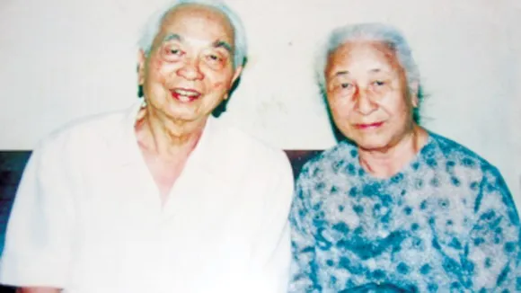 Đại tướng Võ Nguyên Giáp chụp ảnh kỷ niệm với bà Trần Thị Hoa tại nhà riêng của bà ở 8b Ngọc Hà.