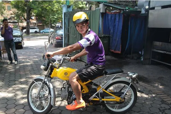 Mới đây, Xuân Bắc cũng khiến nhiều người chú ý khi xuất hiện tại một sự kiện ở Hà Nội trên chiếc xe màu vàng nổi bật. Anh thậm chí còn đội mũ bảo hiểm ton-sur-ton với chiếc xe. Những chiếc xe máy độc có giá mềm của sao Việt