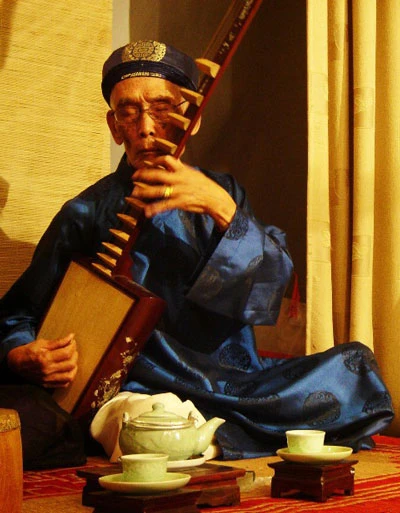 Nghệ nhân đàn đáy Nguyễn Phú ĐẹẢnh: hoàng Nguyên