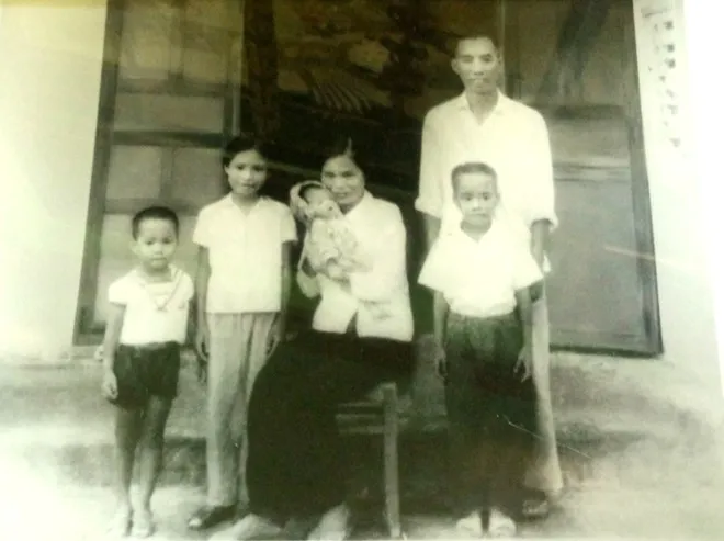 Ảnh thơ ấu của 'ông hoàng nhạc sến' Ngọc Sơn