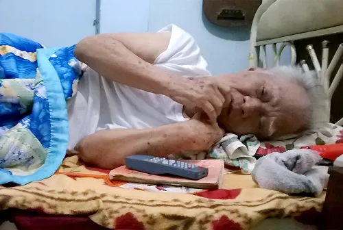 Nhạc sĩ già nâng niu từng đồng tiền được những người hảo tâm kính biếu. Ông có một chiếc túi vảikhâu ở cạp quần, bên trong có chiếc ví nhỏ, đựng tiền và giấy tờ tùy thân. Ảnh:Châu Mỹ. Nhạc sĩ già nâng niu từng đồng tiền được những người hảo tâm kính biếu. Ông có một chiếc túi nhỏ khâu ở cạp quần, bên trong có chiếc ví nhỏ, đựng tiền và giấy tờ tùy thân. Ông vuốt ve từng đồng tiền thật phẳng phiu trước khi cho vào ví.