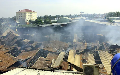 Cháy công ty gỗ nhiều giờ liền ảnh 1