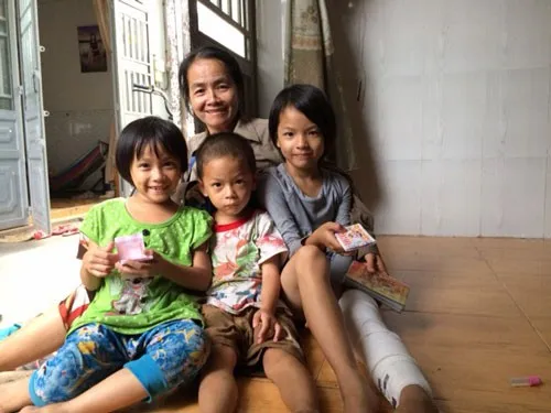 Bà Nguyễn Thị Hoa và 3 đứa cháu ngoại không giấy khai sinh. Bà Nguyễn Thị Hoa và 3 đứa cháu ngoại không giấy khai sinh.