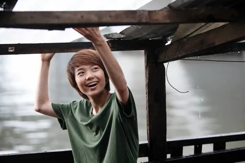 Song điều khiến Minh Hằng đau lòng nhất khi giả làm "trai đẹp" Đông Dương chính là phải hy sinh mái tóc dài óng ả, quyến rũ của mình dù từng ký hợp đồng với nhãn hàng dầu gội. Nhiều người khuyên cô nên sử dụng tóc giả, song để thuyết phục người xem, Minh Hằng không ngại cắt phăng mái tóc. Bù lại, vai diễn trong bộ phim truyền hình dài tậpVừa đi vừa khóc được đánh giá là điểm sáng trong sự nghiệp diễn xuất của Minh Hằng. Mỹ nhân Việt kẻ cạo đầu, người ép ngực vì vai diễn