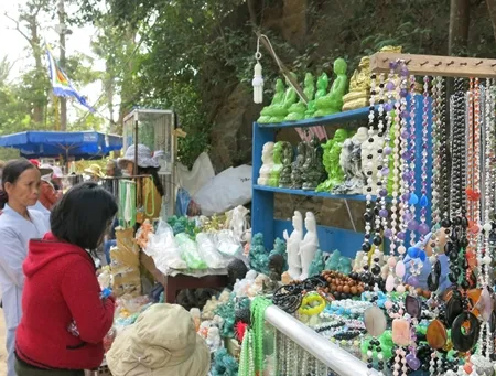 Các sản phẩm của làng đá mỹ nghệ Non Nước hấp dẫn du khách ghé thăm danh thắng Ngũ Hành Sơ