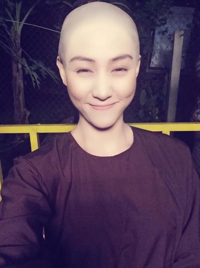 Ngân Khánh dành 3 tiếng hóa trang, phá hủy tóc: Mới đây, Ngân Khánh khoe với người hâm mộ những hình ảnh hậu trường của bộ phim Mỹ nhân Sài thành. Trong phim, Ngân Khánh đóng vai Tuyết Trà - một trong số 3 mỹ nữ "hồng nhan bạc phận", trải qua những biến cố, thăng trầm trong cuộc sống ở thời điểm Sài Gòn trong những năm 1950. Sau những cuộc ăn chơi bốc trời, nhân vật của Ngân Khánh đã tắt lửa lòng, xuống tóc đi tu, nương tựa nơi cửa Phật. Mỹ nhân Việt kẻ cạo đầu, người ép ngực vì vai diễn