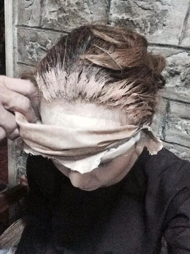 Mái tóc bết dính mỹ phẩm, hóa chất của Ngân Khánh mỗi lần hóa trang. Mỹ nhân Việt kẻ cạo đầu, người ép ngực vì vai diễn