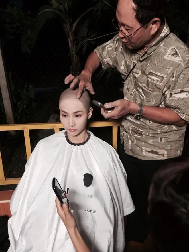 Toàn bộ quá trình chuẩn bị mất khoảng 3 tiếng. Nhiều khán giả bày tỏ sự khâm phục với tinh thần hy sinh vì nghệ thuật của Ngân Khánh. Mỹ nhân Việt kẻ cạo đầu, người ép ngực vì vai diễn