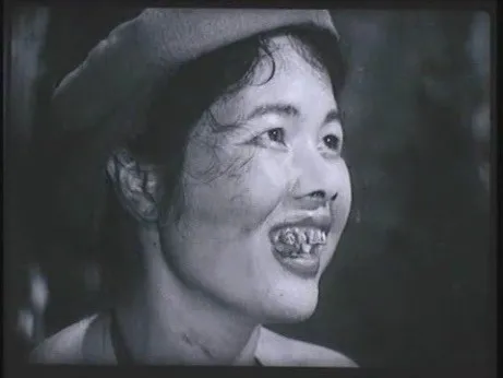 NSƯT Đức Lưu mũi đắp cao su, má ngậm bông băng: Một trong những yếu tố giúp Thị Nở trở thành vai diễn để đời của NSƯT Đức Lưu chính là tạo hình nhân vật. Để có một Thị Nở khuôn mặt xấu xí, nghệ sĩ Đức Lưu đã được đạo diễn Phạm Văn Khoa đã đưa đến bệnh viện Việt Đức để "thửa" riêng một bộ răng đen hạt nhót. Mũi phải đắp cao su rồi bôi phẩm đỏ ở đầu mũi, hai bên má ngậm bông băng sao cho bề ngang rộng hơn chiều cao của khuôn mặt. Phần hóa trang này đã biến nữ diễn viên xinh đẹp Đức Lưu thuở bấy giờ thành nhân vật xấu "kinh điển" trên màn ảnh song cũng góp phần giúp bà gặt hái thành công với vai diễn Thị Nở. Sau bộ phim Làng Vũ Đại ngày ấy, Đức Lưu cũng được khán giả thay tên đổi họ thành Thị Nở. Mỹ nhân Việt kẻ cạo đầu, người ép ngực vì vai diễn