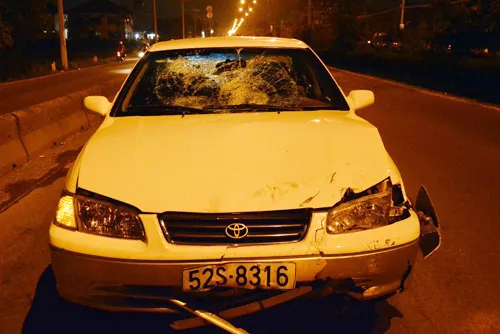 Chiếc ôtô bị hư hỏng đèn xe và phần đầu. Ảnh:An Nhơn. Ôtô Camry đâm xe máy của nam thanh niên. Ảnh: An Nhơn