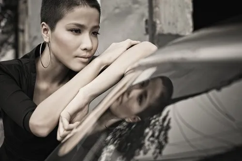 Bảo Trúc ấn tượng với hình ảnh nổi loạn: Trước đó, một người đẹp khác cũng gây ấn tượng mạnh với khán giả bằng hình ảnh nổi loạn - cạo đầu - chính là Bảo Trúc. Khi tham gia bộ phim truyền hìnhNgười mẫu, để phục vụ vai diễn - một chân dài cá tính và cực "chất", người đẹp đã dũng cảm tạm biệt mái tóc của mình để phục vụ nghệ thuật. Mỹ nhân Việt kẻ cạo đầu, người ép ngực vì vai diễn