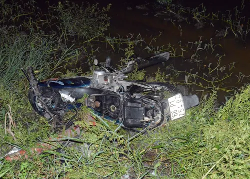 Xe máy của nạn nhân bị húc bay xuống ruộng. Ảnh:An Nhơn. Xe máy của nạn nhân bị húc bay xuống ruộng. Ảnh: An Nhơn