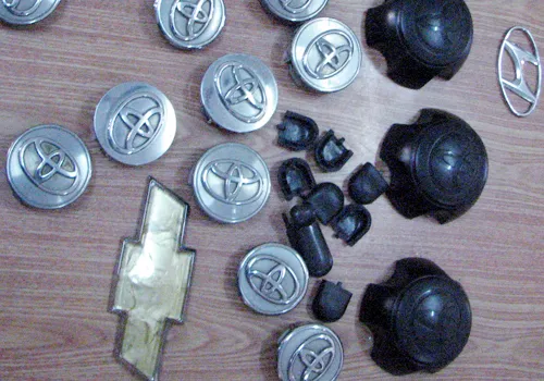 Logo ôtô, ốp bánh xe mà nhóm của Đạt trộm để bán cho Loan bị công an thu giữ. Ảnh:Ngọc Trường. IMG-1457-6967-1409239420.jpg