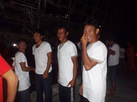 Các ngư dân phấn khởi sau khi được cứu nạn.