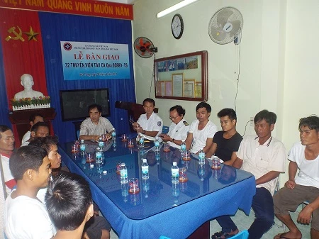 Lễ bàn giao 32 ngư dân Quảng Nam sau khi về bờ.