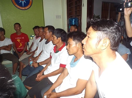 Lễ bàn giao 32 ngư dân Quảng Nam sau khi về bờ.