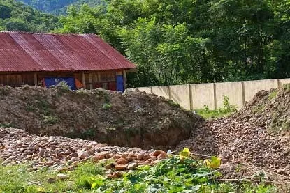 Sân trường thành bải khai thác vàng. Ảnh: Trường Khuyên.