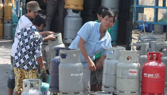 Giá gas tiếp tục giảm 7.000 đồng/bình ảnh 1 Giá gas tiếp tục giảm 7.000 đồng/bình ảnh 1