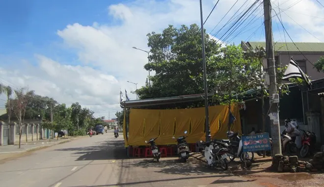 Gia đình đã tổ chức tang lễ cho nạn nhân. Người phụ nữ chết trong tư thế treo cổ với nhiều vết thương