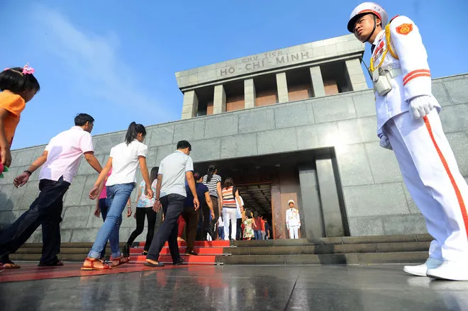Ngày Độc lập, vào Lăng viếng Chủ tịch Hồ Chí Minh ảnh 4